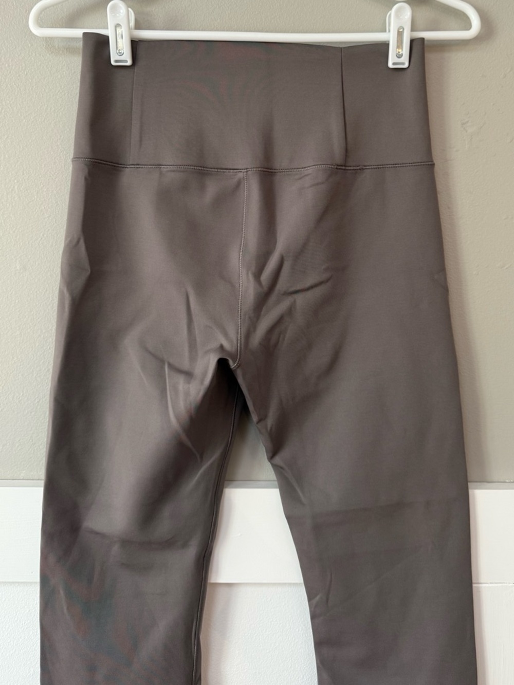 Vuori Evolve Legging in Smoke - Picture 7 of 9